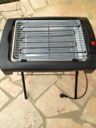 n°1 : barbecue électrique 1500w sur pied amovible 25€